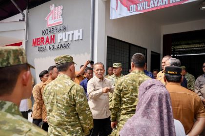 Menteri Koperasi (Menkop) Ferry Juliantono bersama Wakil Panglima TNI Jenderal TNI Tandyo Budi Revita meninjau dan berdialog dengan sejumlah Komandan Distrik Militer (Dandim) mengenai perkembangan Koperasi Desa/Kelurahan Merah Putih (KDKMP) di sejumlah titik di Jawa Timur saat kunjungan ke Koperasi Desa Merah Putih Ngampel, Bojonegoro, Selasa (12/05/2026).
